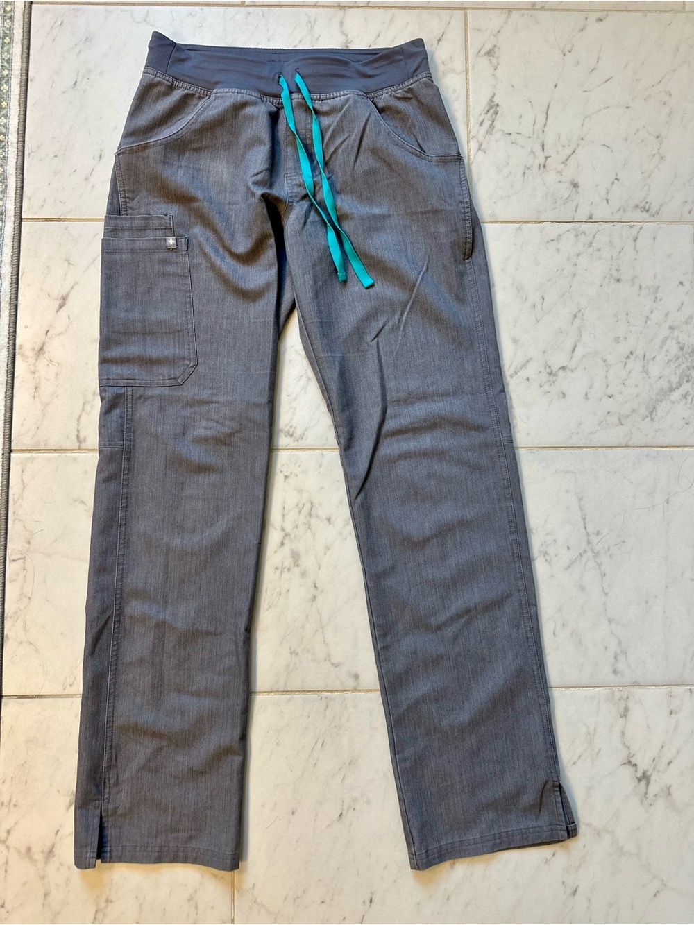 FIGS Kade Cargo Scrub Pants in Graphite - S Tall